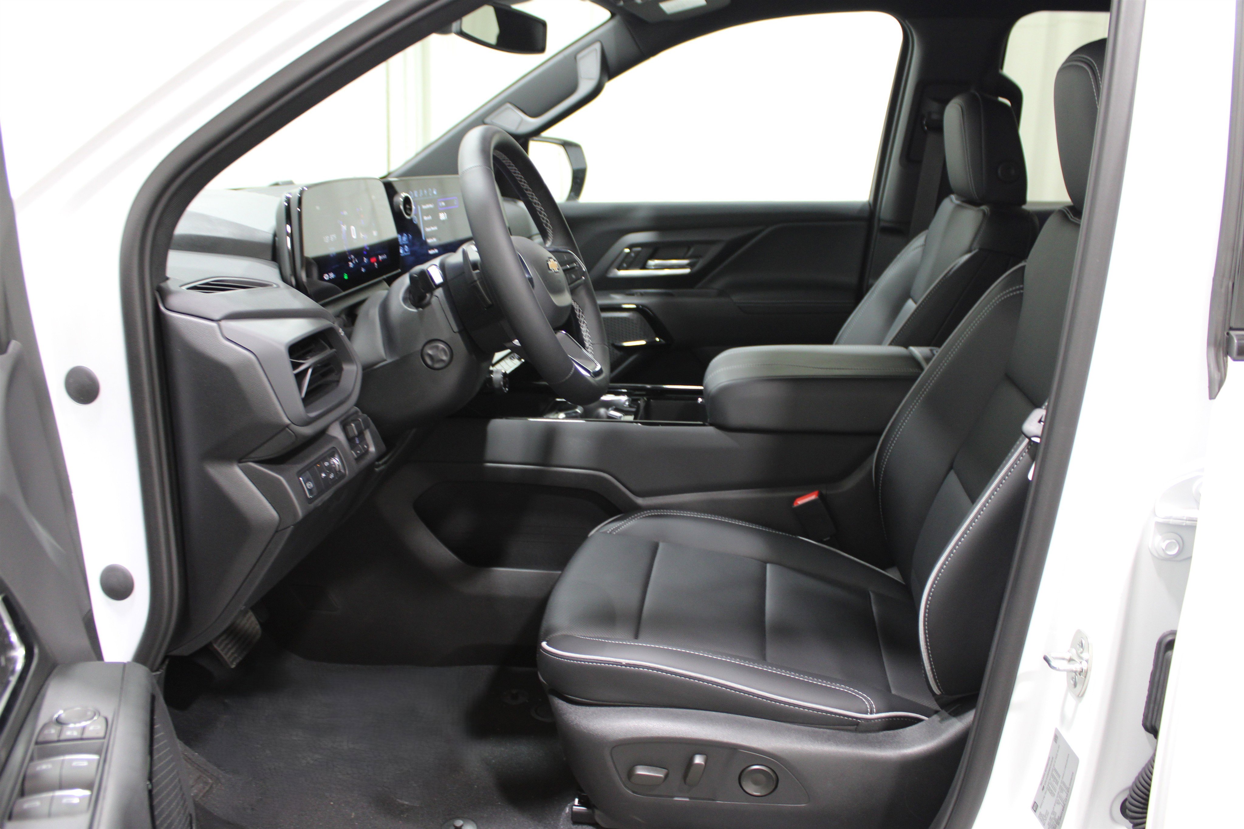 2025 Chevrolet Silverado EV LT photo 3