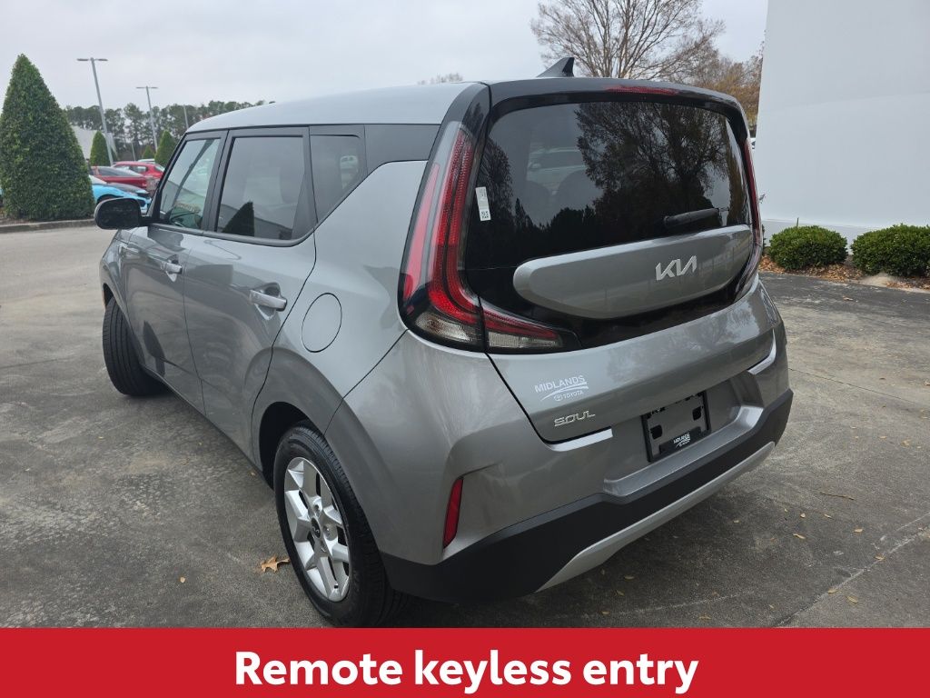 2023 Kia Soul LX photo 3