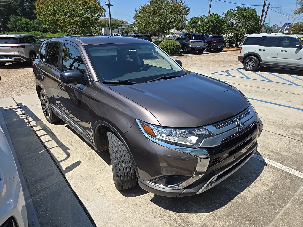 2020 Mitsubishi Outlander ES photo 3