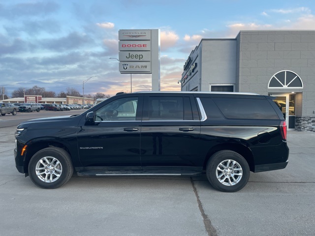 2025 Chevrolet Suburban LT's photo