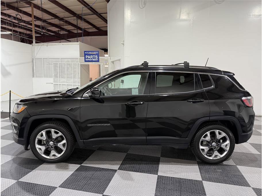 Used 2019 Diamond Black Crystal Pearlcoat Jeep Limited image 8