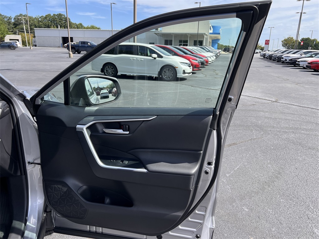 2024 Toyota RAV4 XLE photo 14