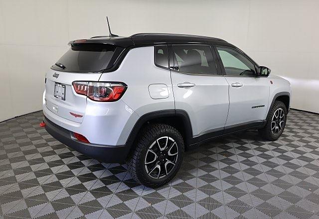 2025 Jeep Compass Trailhawk photo 2