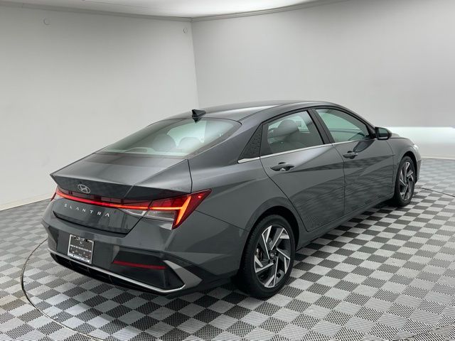 2025 Hyundai Elantra SEL Convenience photo 4