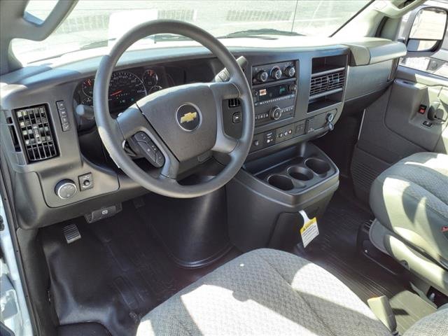 2025 Chevrolet Express Cargo 3500 photo 5