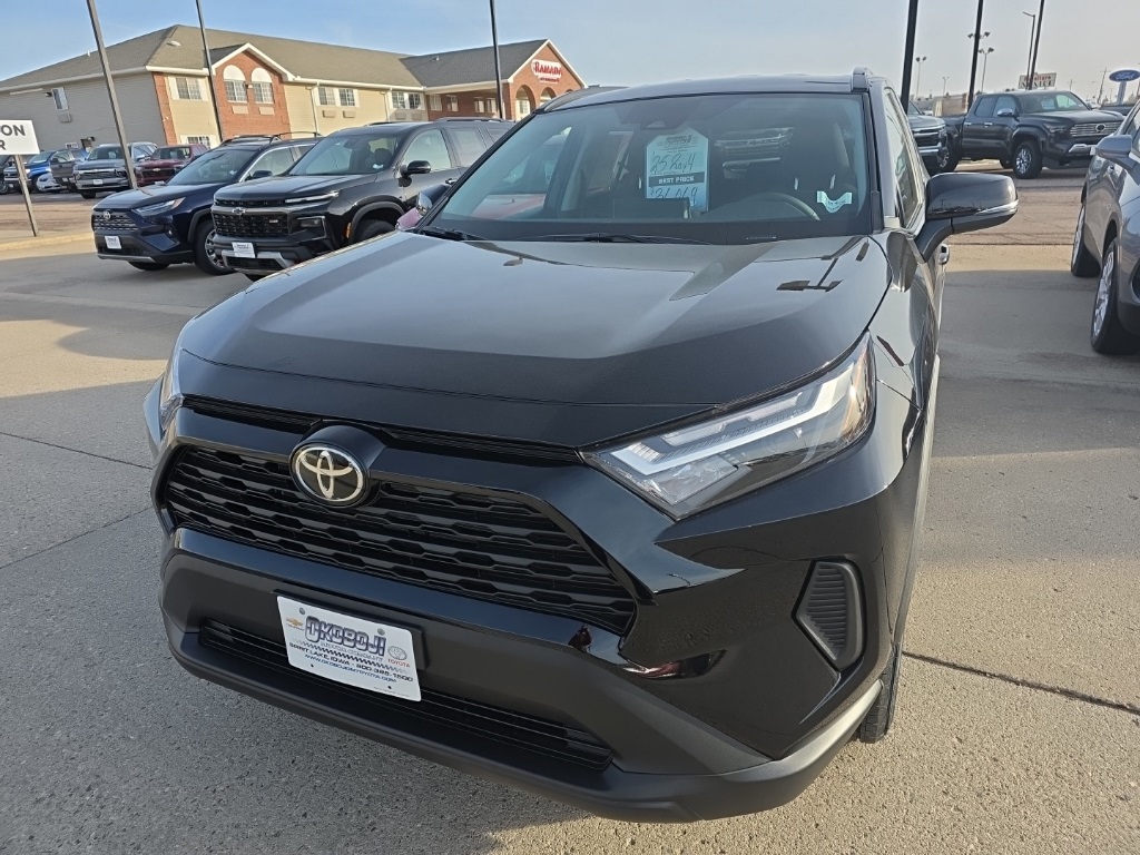 2025 Toyota RAV4 XLE's photo