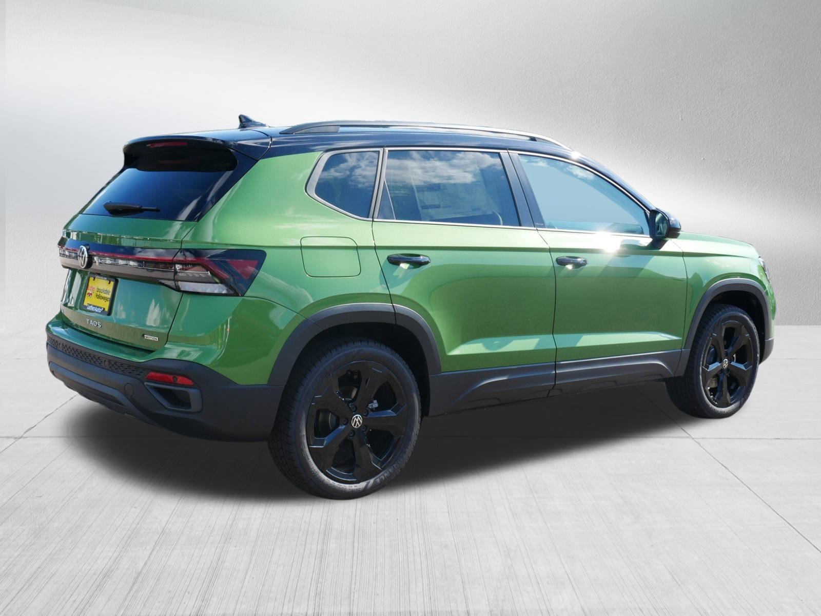 2025 Volkswagen Taos SE photo 3