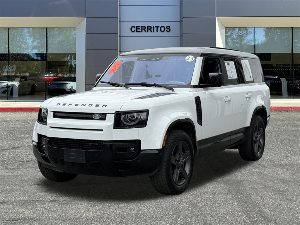 Used 2023 White Land Rover X-Dynamic SE image 1
