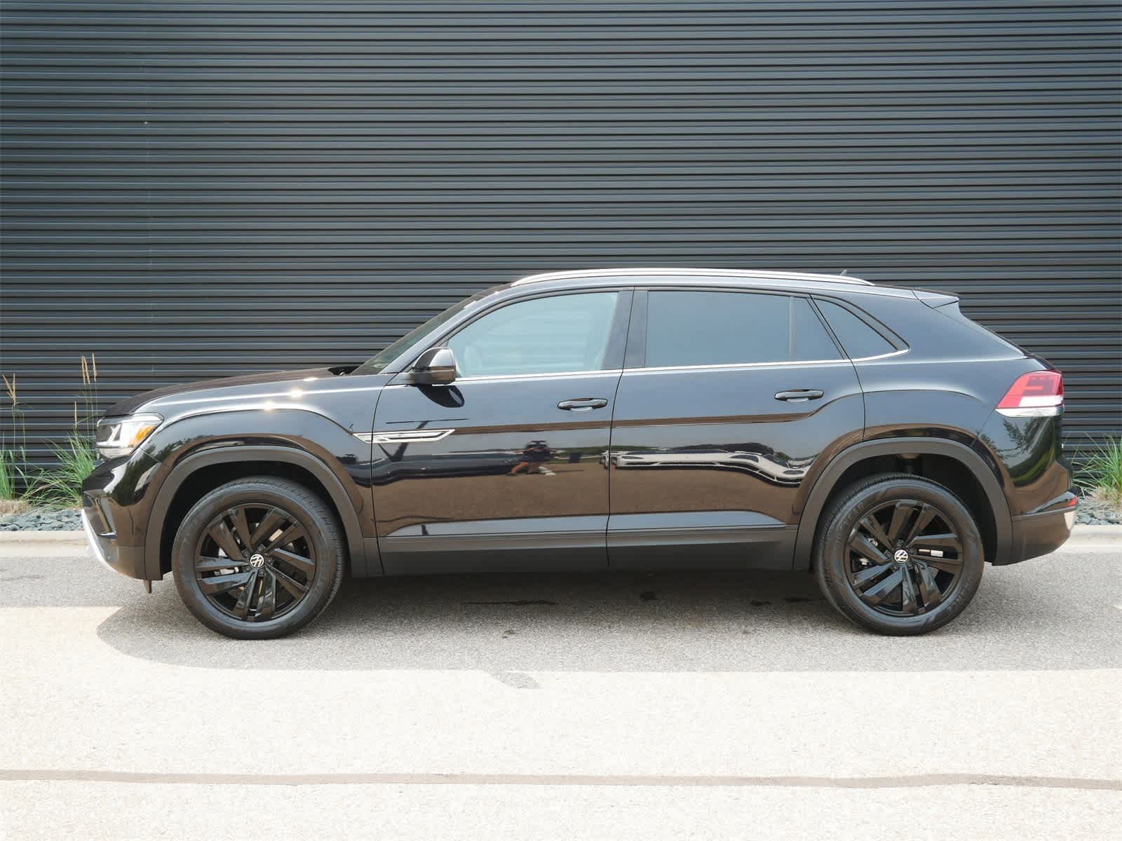 Used 2022 Volkswagen Atlas Cross Sport SE w/Tech with VIN 1V2KE2CA9NC221546 for sale in Saint Paul, Minnesota