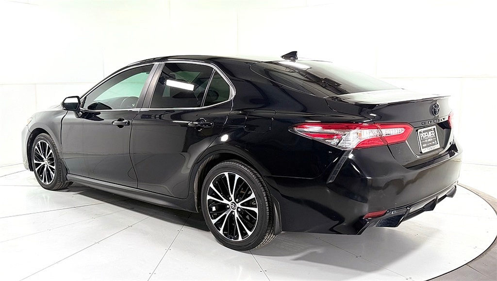 2020 Toyota Camry SE photo 4