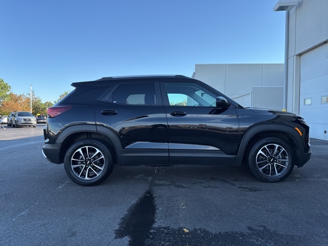 2024 Chevrolet Trailblazer LT photo 2
