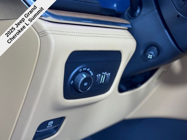 2025 Jeep Grand Cherokee L Summit Reserve photo 16