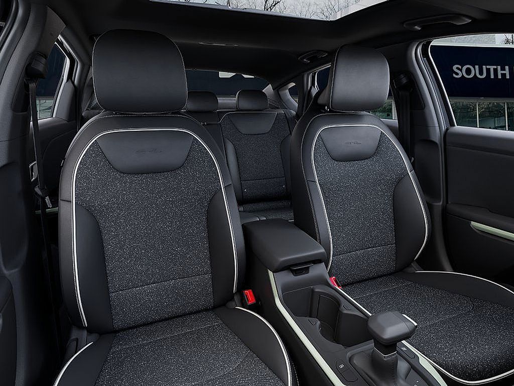 2025 Kia K4 GT-Line photo 13