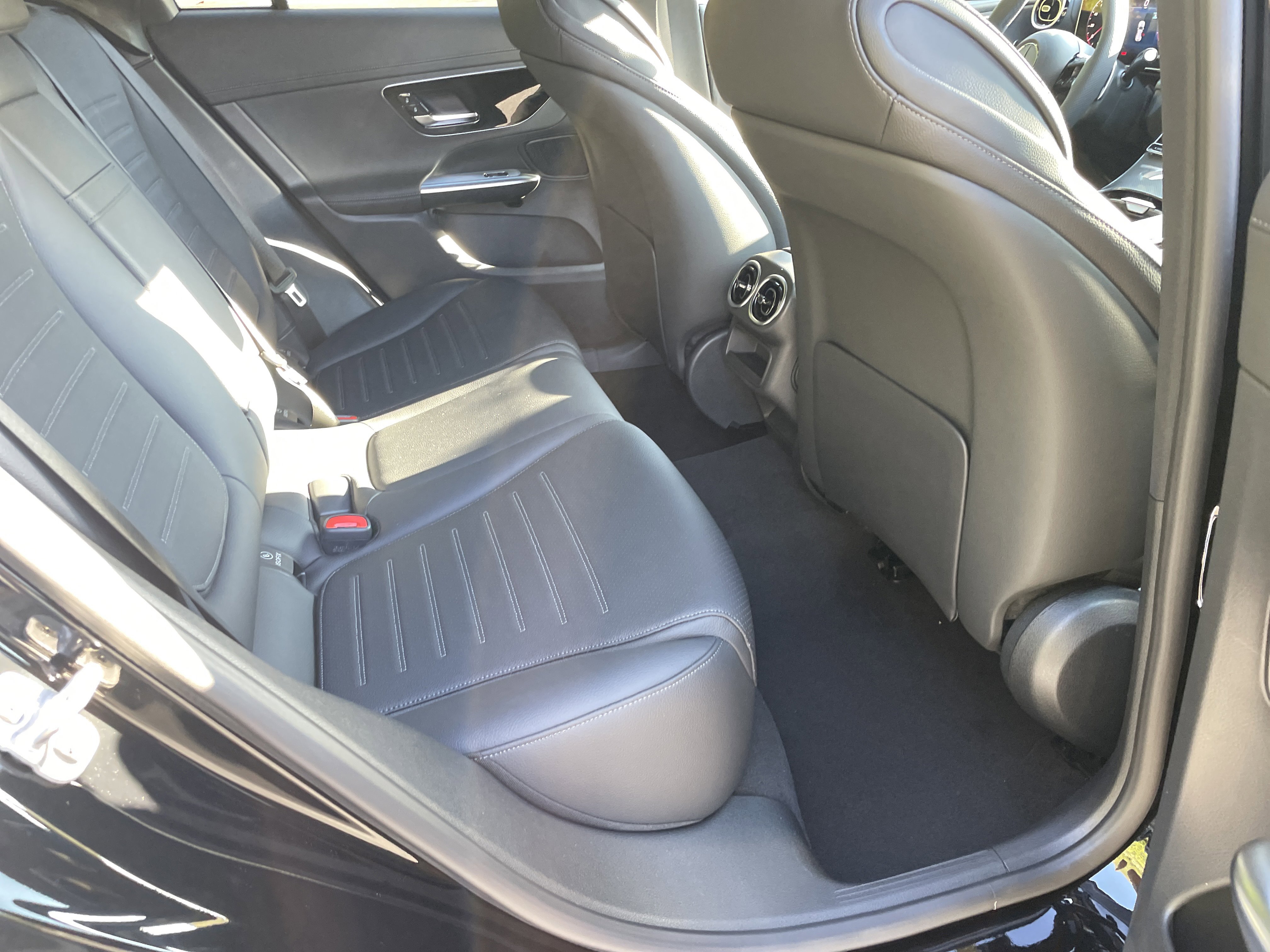 2026 Mercedes Benz GLC 300 photo 4