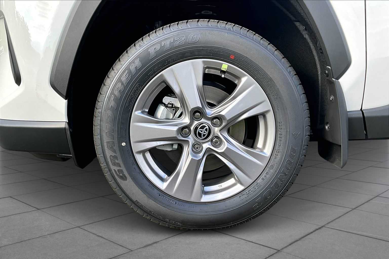 2025 Toyota RAV4 XLE photo 10