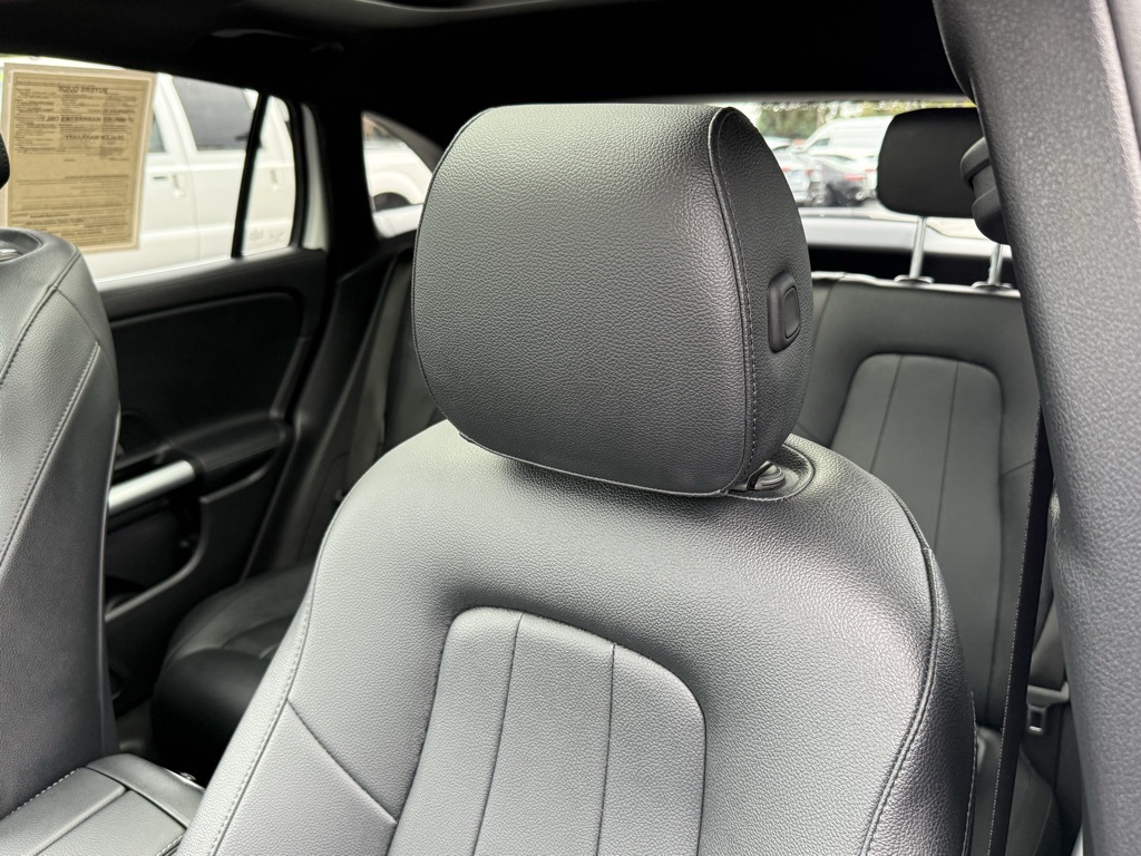 2025 Mercedes Benz GLA 250 4MATIC photo 2