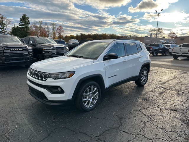 2022 Jeep Compass Latitude Lux photo 2