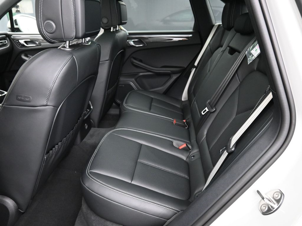 2026 Porsche Macan T photo 7