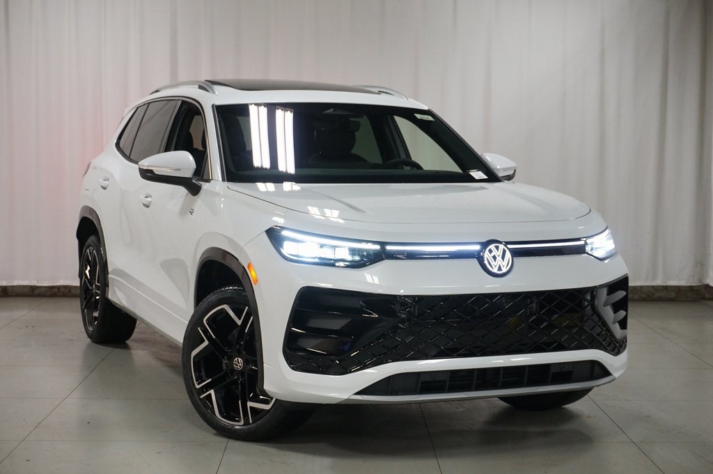 2025 Volkswagen Tiguan SEL R-Line Black photo 2