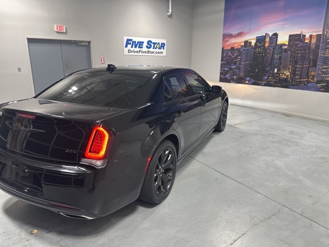 2022 Chrysler 300 Touring L photo 6