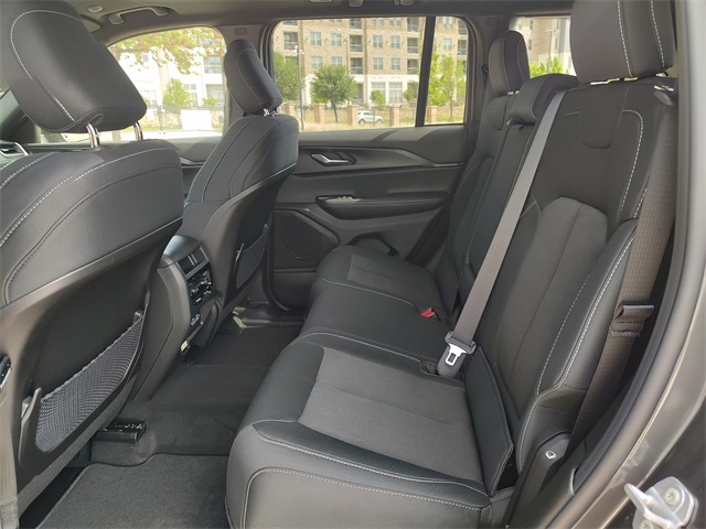 2025 Jeep Grand Cherokee Laredo Altitude photo 29
