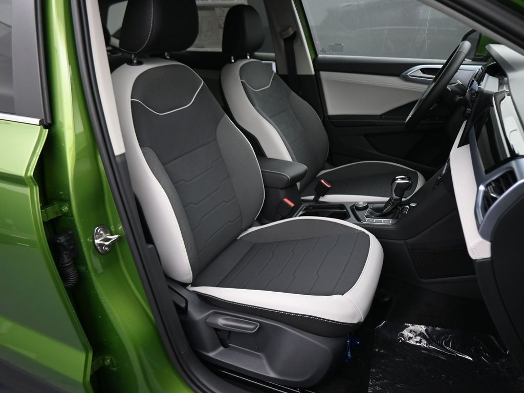 2025 Volkswagen Taos SE photo 43