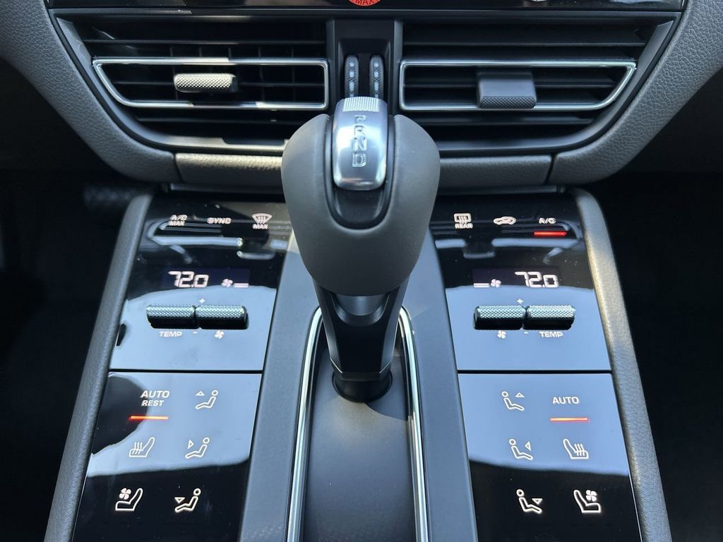 2025 Porsche Macan Base photo 23