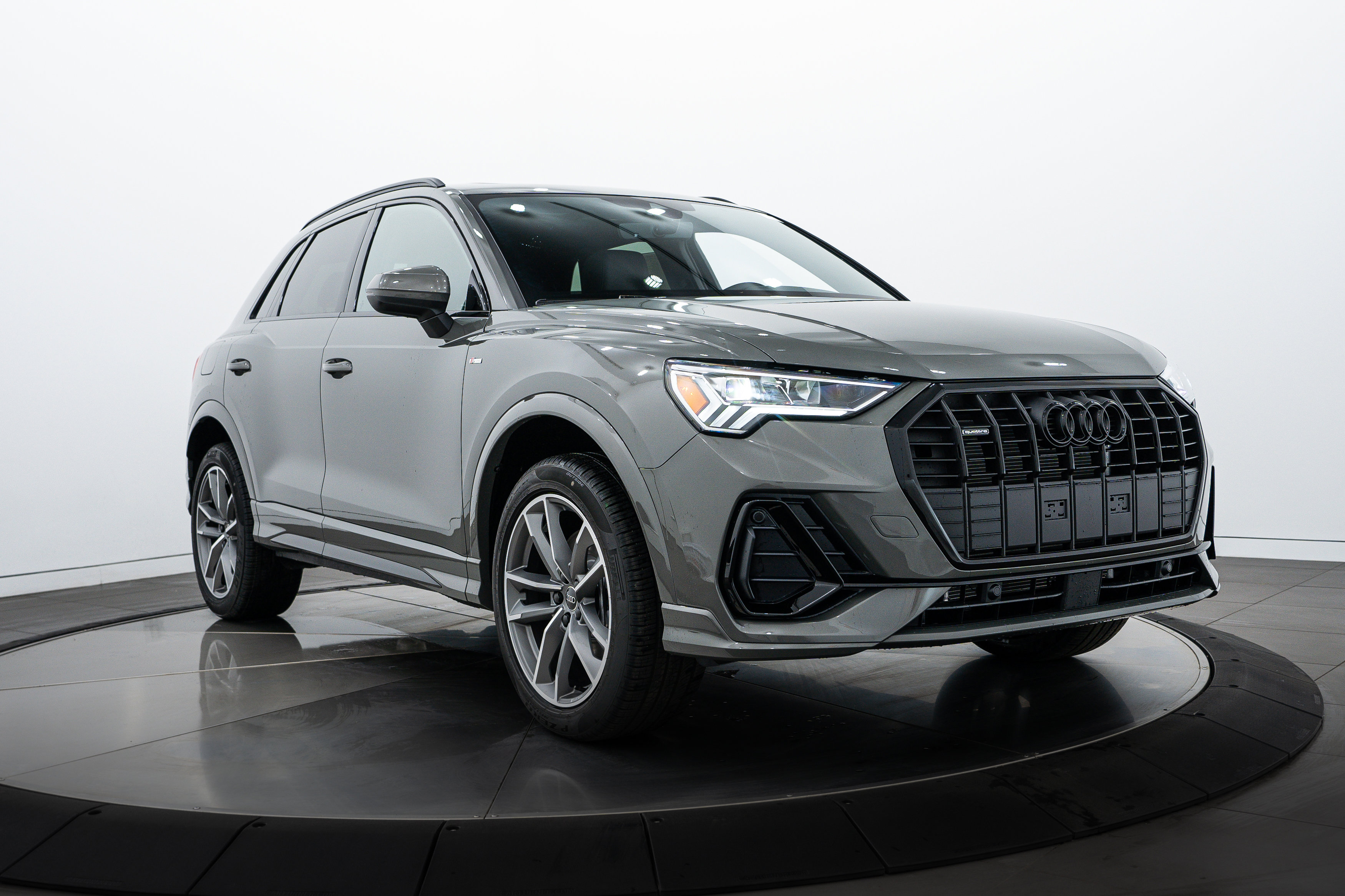 2025 Audi Q3 S line Premium photo 2