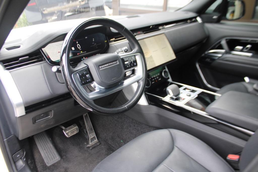 2023 Land Rover Range Rover SE photo 4