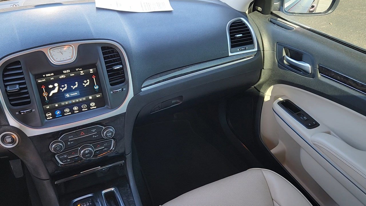 2022 Chrysler 300 Touring L photo 5