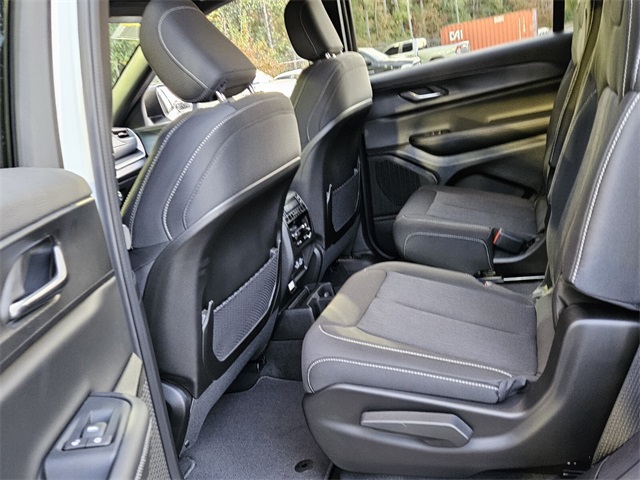 2025 Jeep Grand Cherokee Laredo photo 4