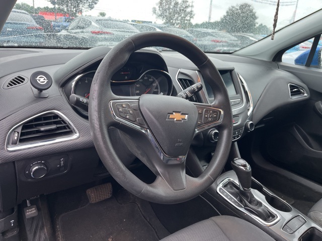 2019 Chevrolet Cruze LT photo 2