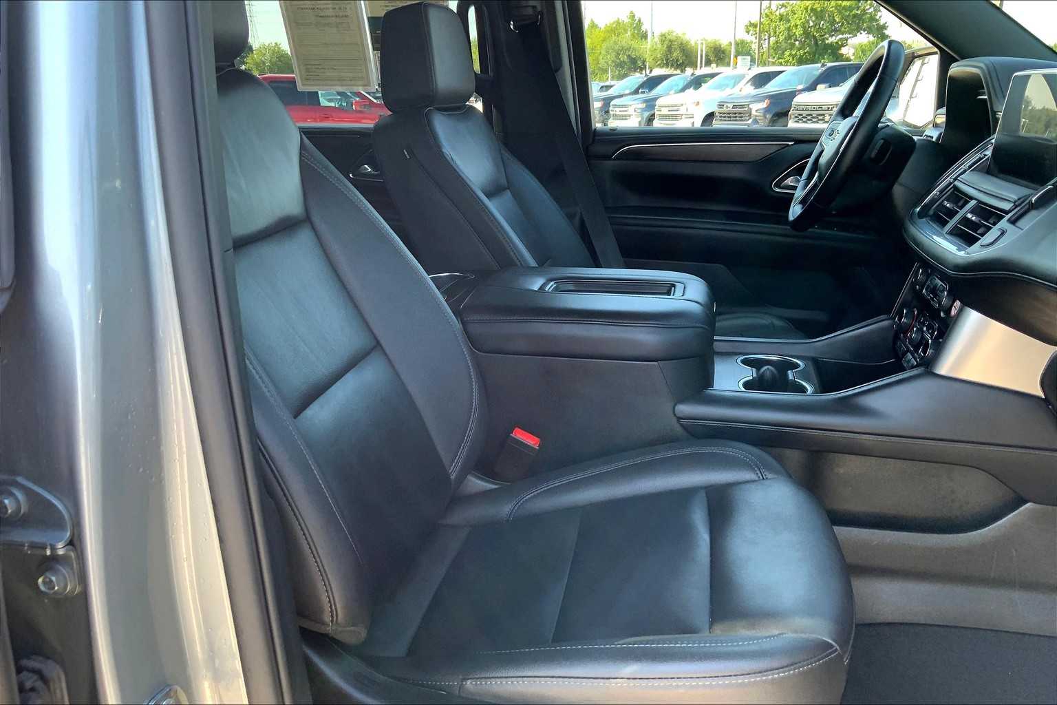 2024 Chevrolet Suburban LT photo 6