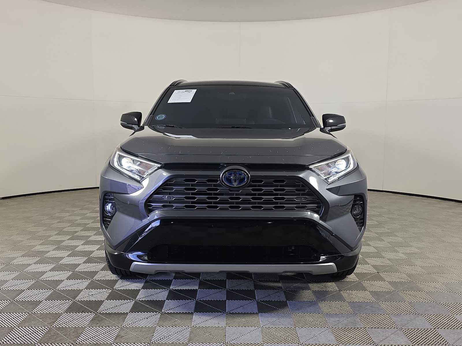 2020 Toyota RAV4 Hybrid XSE photo 2