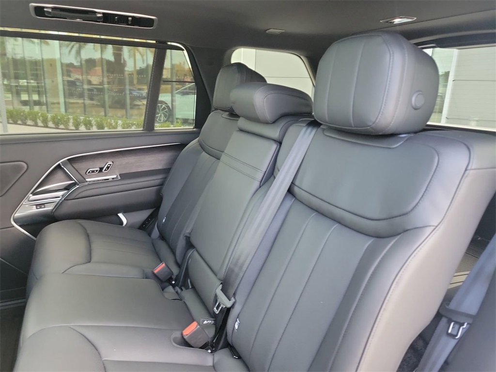 2025 Land Rover Range Rover SE photo 14