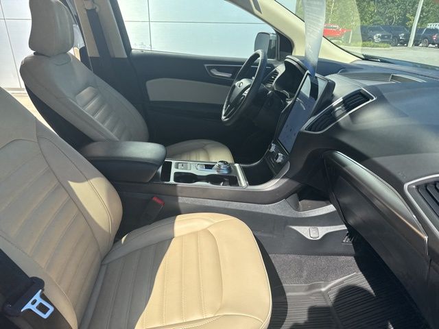 2022 Ford Edge SEL photo 25