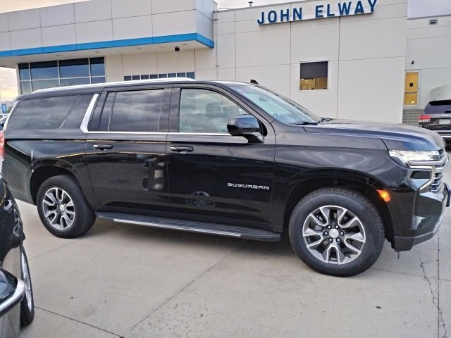 2021 Chevrolet Suburban LT photo 3