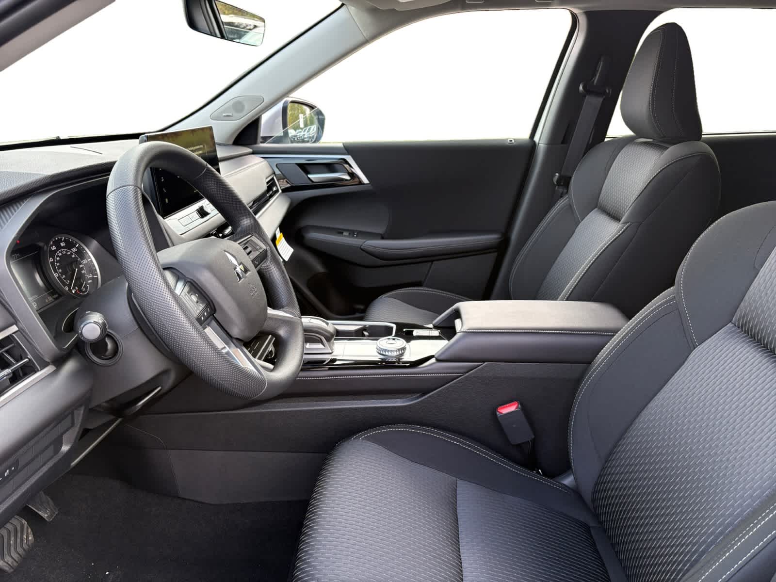 2025 Mitsubishi Outlander ES photo 3