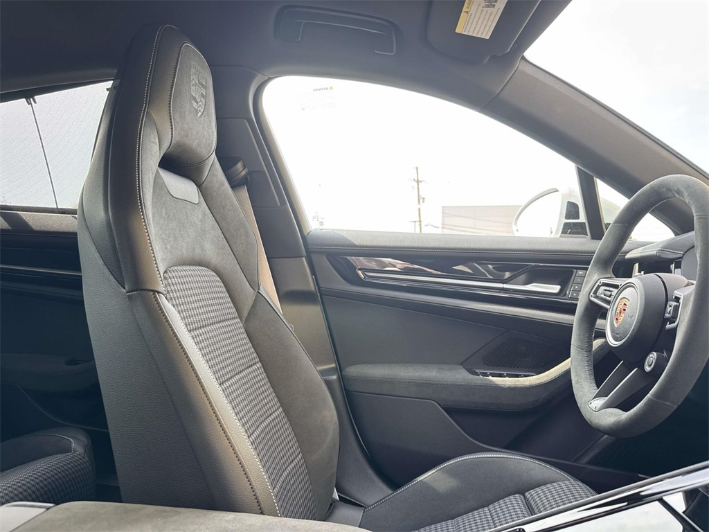 2025 Porsche Panamera 4 photo 14