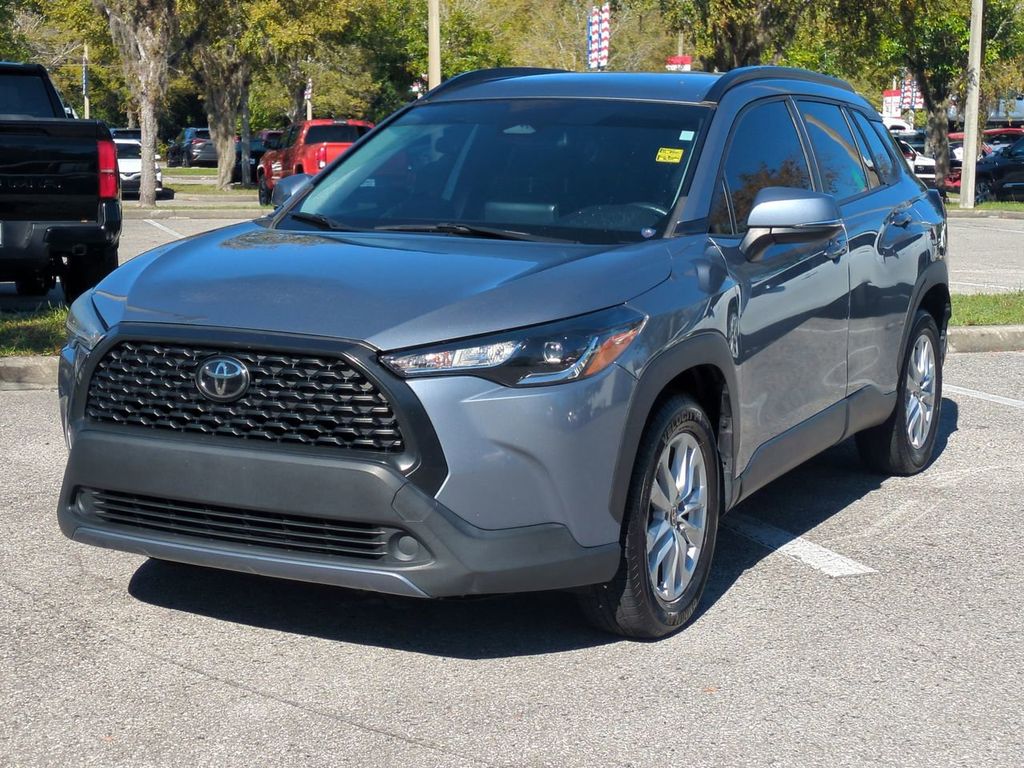 2023 Toyota Corolla Cross LE's photo