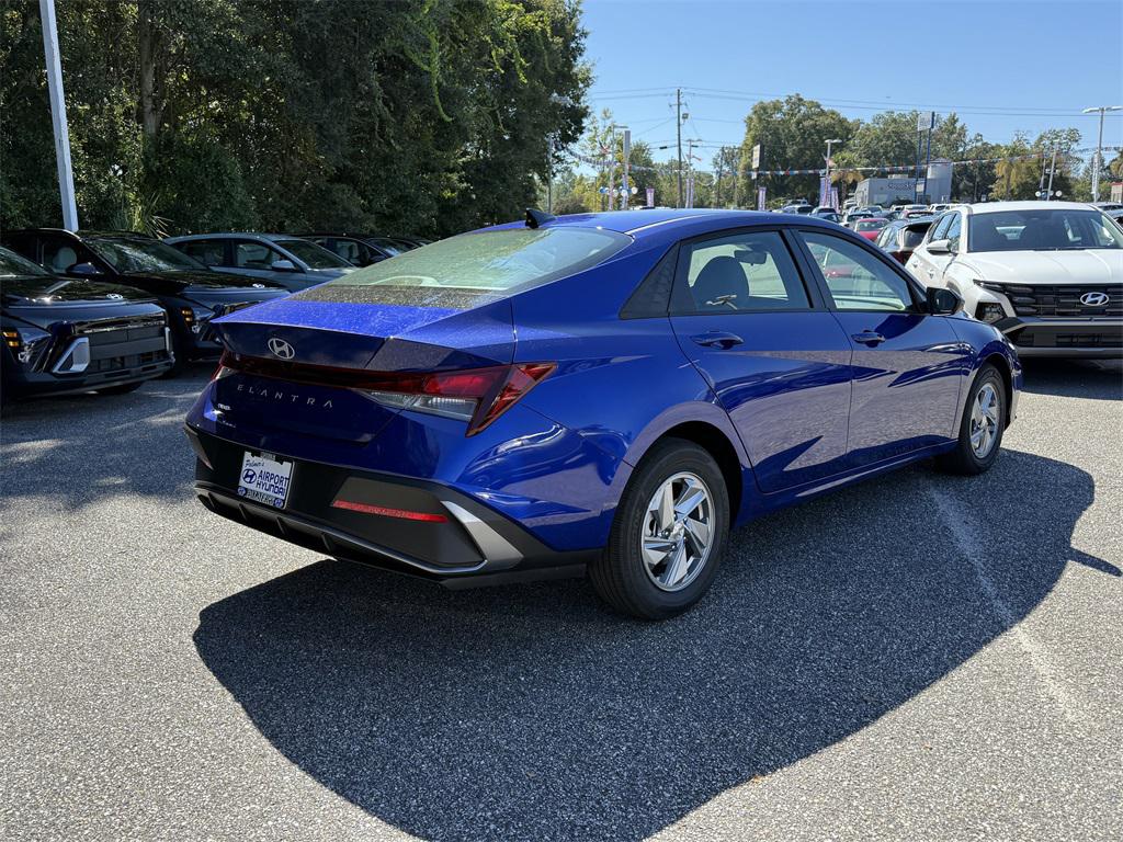 2025 Hyundai Elantra SE photo 3