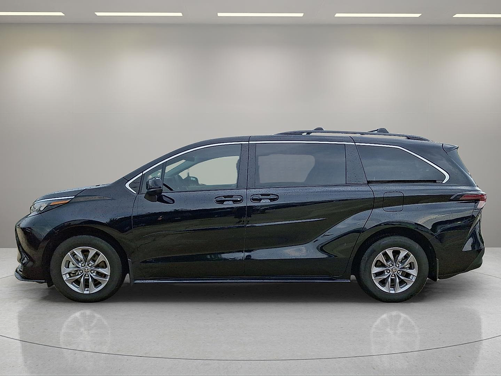 2024 Toyota Sienna LE photo 6