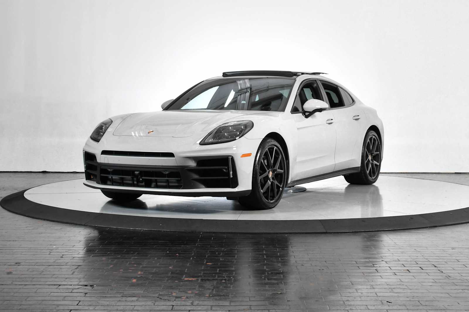 2025 Porsche Panamera Base's photo