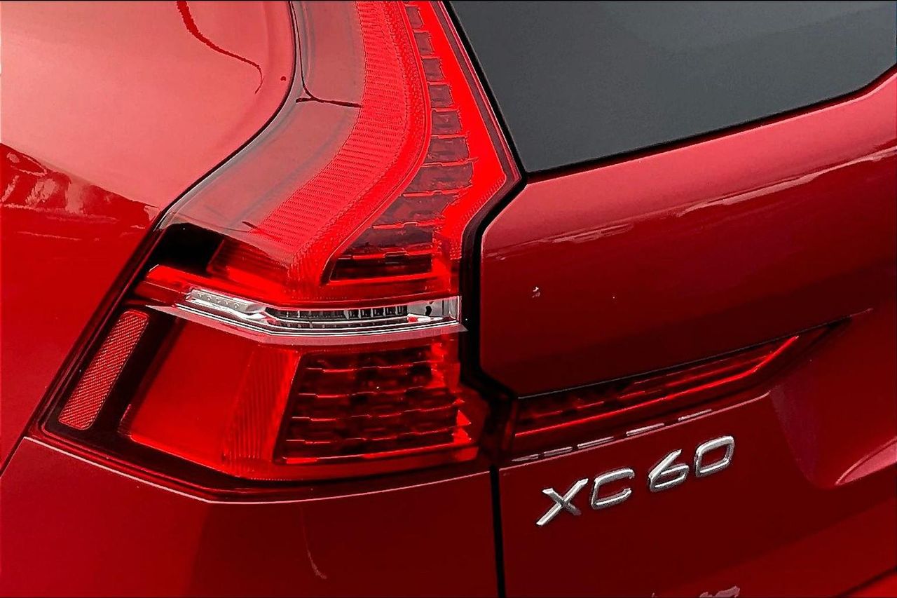 2023 Volvo XC60 B5 Plus photo 21