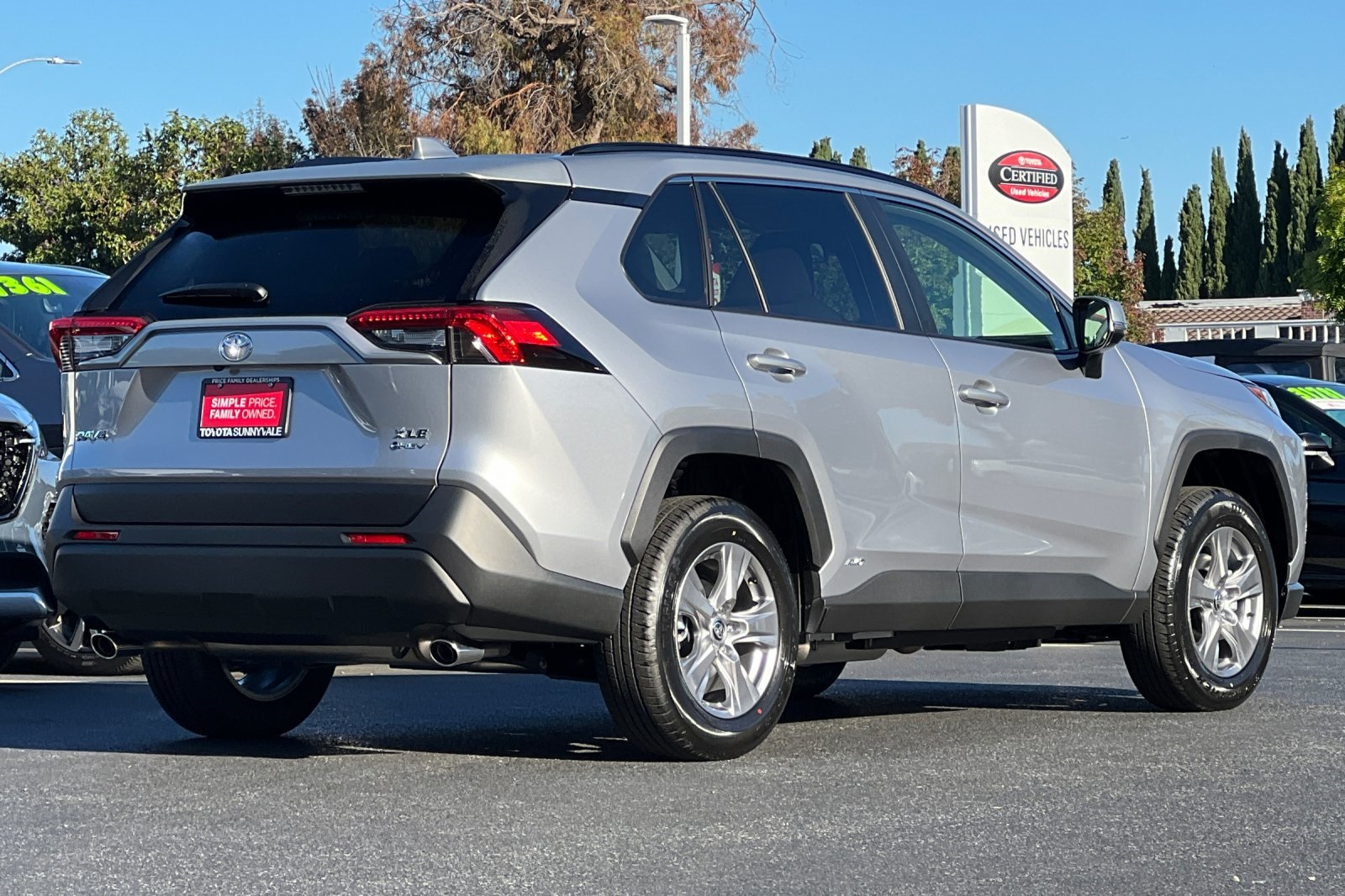 2025 Toyota RAV4 Hybrid XLE photo 3