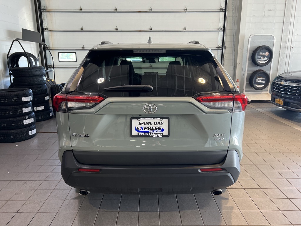 2021 Toyota RAV4 XLE photo 2