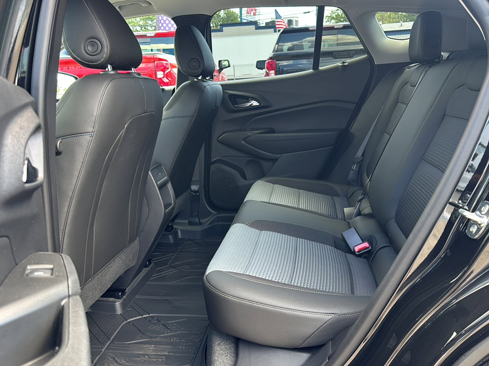 2025 Chevrolet Trax LT photo 21