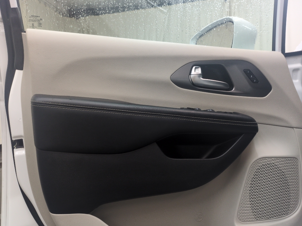 2022 Chrysler Pacifica Touring L photo 11