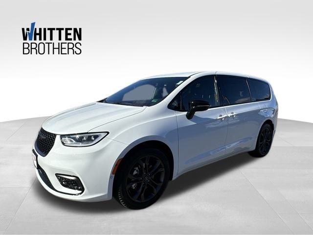 2026 Chrysler Pacifica Select's photo