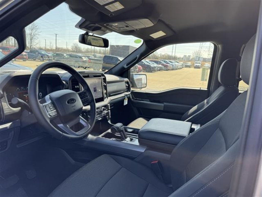 2025 Ford F-150 XLT photo 2